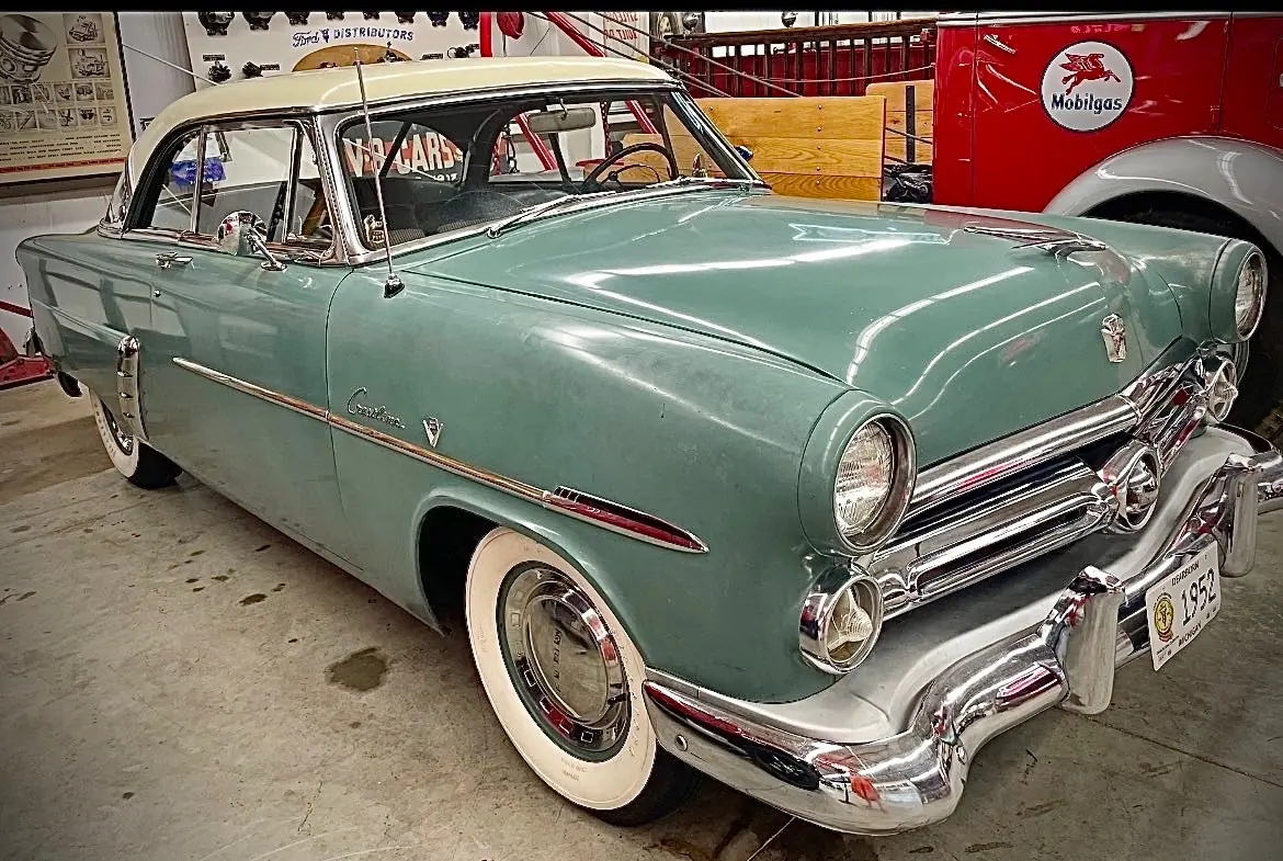 1952 Ford Crestliner Victoria