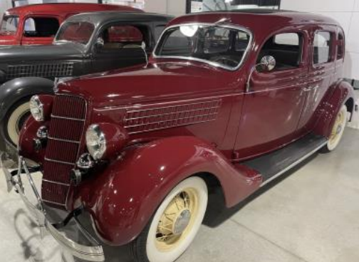 1935 Ford Deluxe Fordor Touring Sedan
